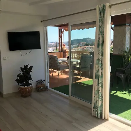 With Private Patio דירה *