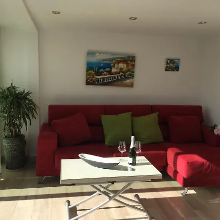 דירה With Private Patio פואנגירולה