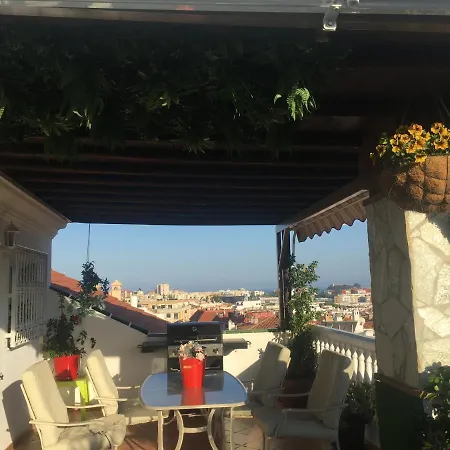 With Private Patio דירה *