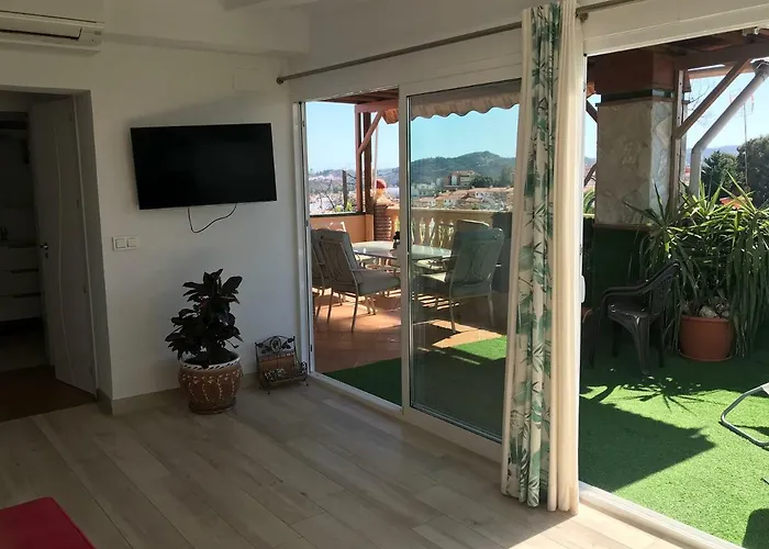 With Private Patio Apartment *