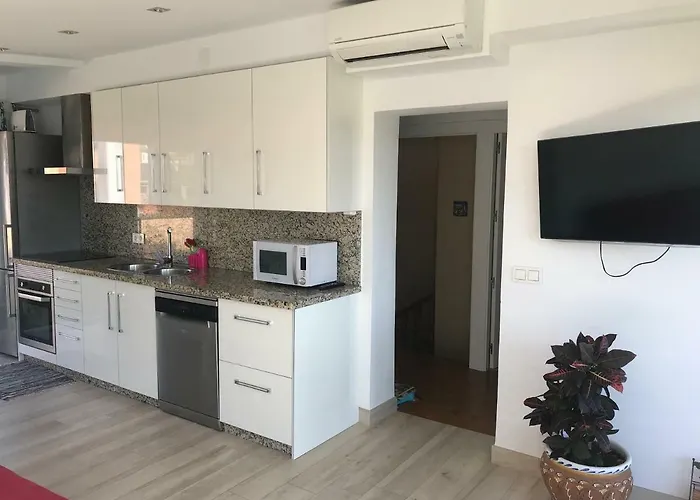 With Private Patio דירה