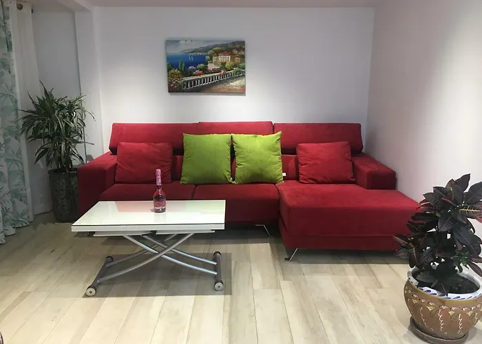 With Private Patio דירה